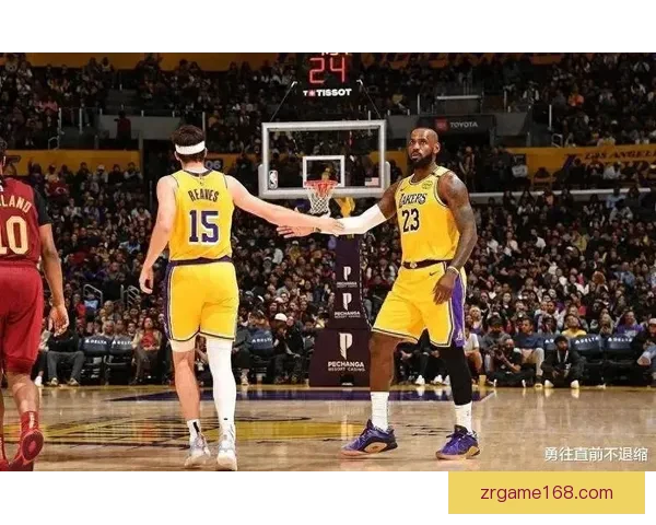 詹姆斯复出后全力适应东契奇里夫斯打造新型核心组合